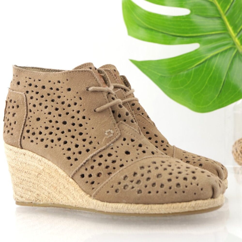 Toms Womens Boot Size 7.5 Tan Suede Lace Up Desert Bootie Wedge Heel Perforated